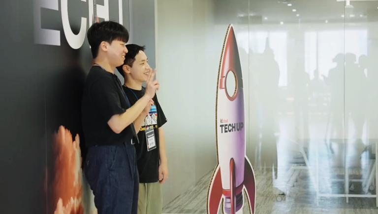 TECH UP 메타버스에서 여러 직군이 함께 협업하는 모습